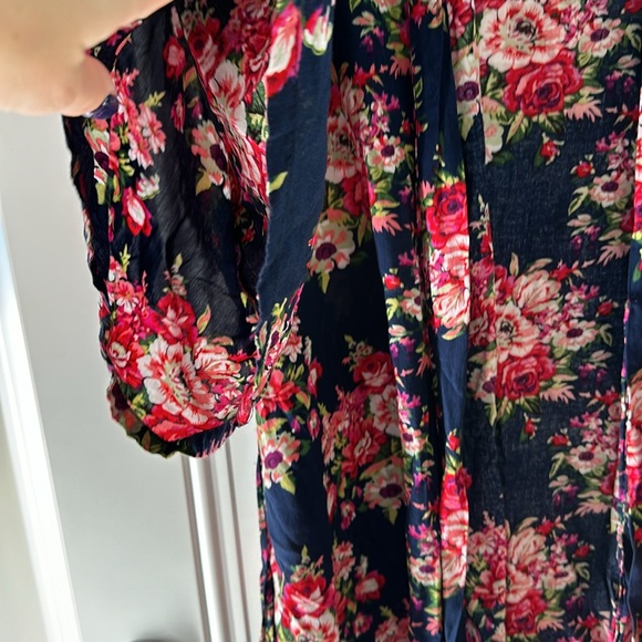 NWOT super soft and silky cover up robe with flowers. Size large. Flare sleeves - Picture 3 of 3